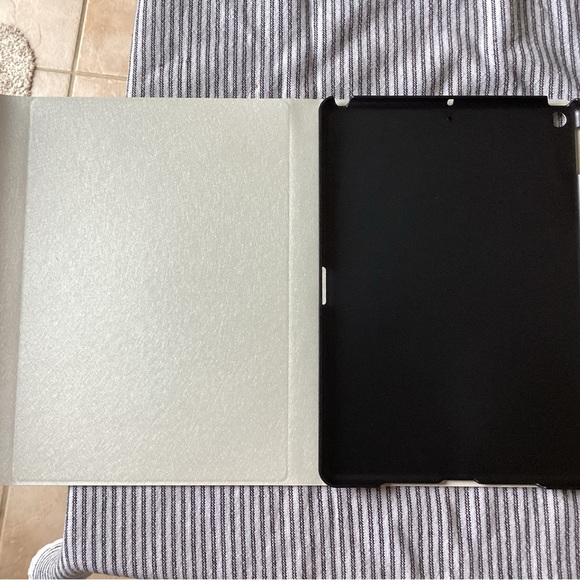 Apple IPad cover for 7, 8 and 9th Generation.  B7 - Picture 1 of 4